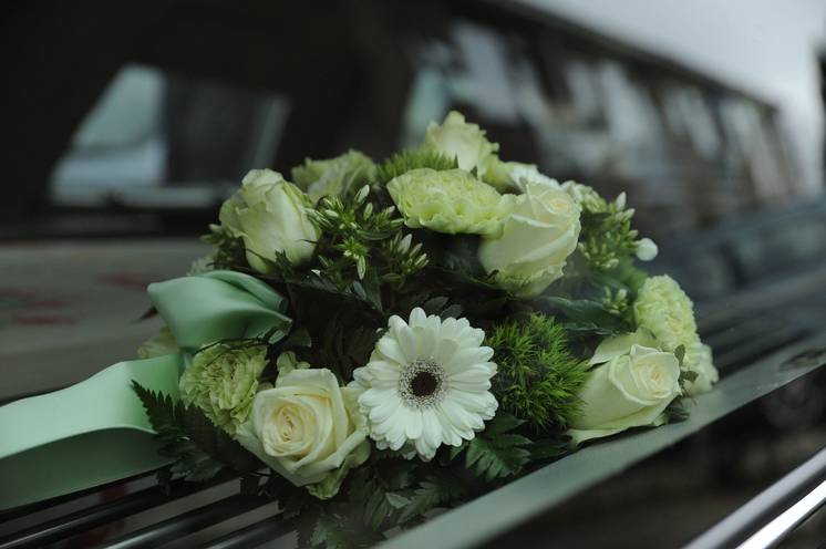 Blumenschmuck an Beerdigung